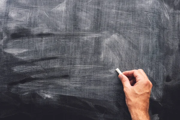 Die Hand Des Lehrers Schreibt Mit Kreide Auf Die Tafel — Stockfoto