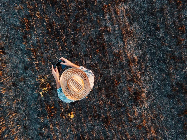 Pohled Shora Mužské Zemědělce Létající Dron Dálkovým Ovládáním Sklizené Pšeničné — Stock fotografie