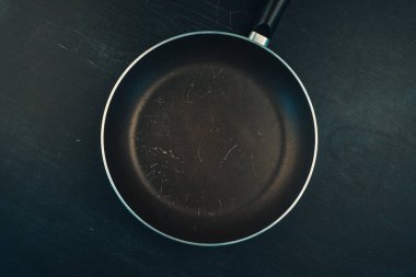 Eski boş tava tava üstten görünüm koyu arka plan üzerinde kullanılan