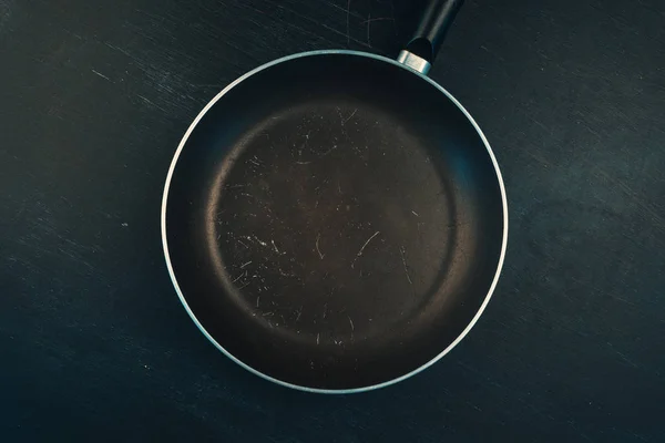 Used Old Empty Frying Pan Skillet Top View Dark Background — Stock Photo, Image