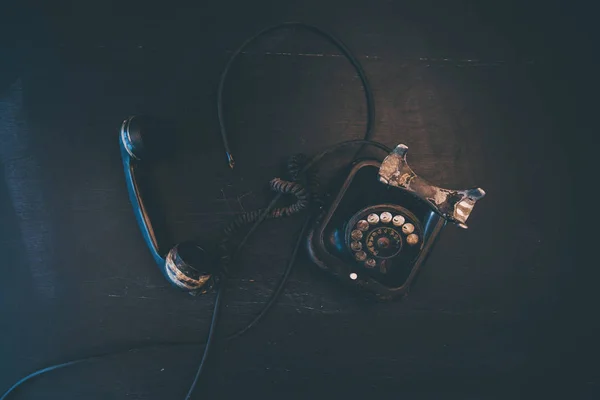 Fekete Vintage Vezetékes Telefon Régi Viharvert Törött Kommunikáció Fogalma — Stock Fotó