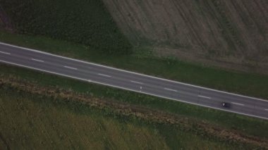 Kırsal, havadan görünümü yolda araçların dron görüntüleri