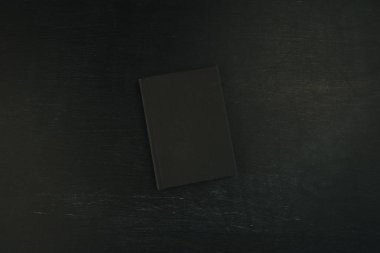 Üstten görünüm düz koyu arka plan, şık günlük ya da ders kitabı üzerinde siyah defter sahte kopya yer yatırın