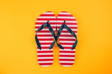 Şık flip flop sandalet ABD bayrak desenli, sarı arka plan üzerinde kopya alanı ile üstten görünüm