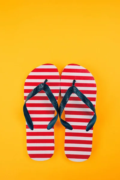 Stylische Flip Flop Sandalen Mit Flaggenmuster Draufsicht Mit Kopierraum Auf — Stockfoto