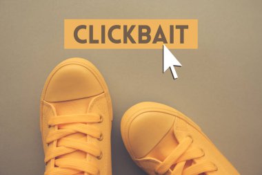 Clickbait kavramı ile yukarıdan sarı spor ayakkabı