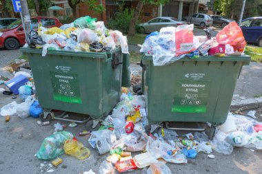 Novi Sad, Sırbistan - 18 Ağustos 2018: Belediye katı atık veya ortak çöp konteyner Novi Sad'daki süresince hafta sonları, açıklayıcı yazı işleri taşan bir