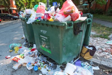 Novi Sad, Sırbistan - 18 Ağustos 2018: Belediye katı atık veya ortak çöp konteyner Novi Sad'daki süresince hafta sonları, açıklayıcı yazı işleri taşan bir
