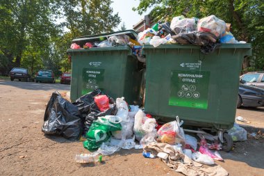 Novi Sad, Sırbistan - 18 Ağustos 2018: Belediye katı atık veya ortak çöp konteyner Novi Sad'daki süresince hafta sonları, açıklayıcı yazı işleri taşan bir