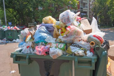 Novi Sad, Sırbistan - 18 Ağustos 2018: Belediye katı atık veya ortak çöp konteyner Novi Sad'daki süresince hafta sonları, açıklayıcı yazı işleri taşan bir