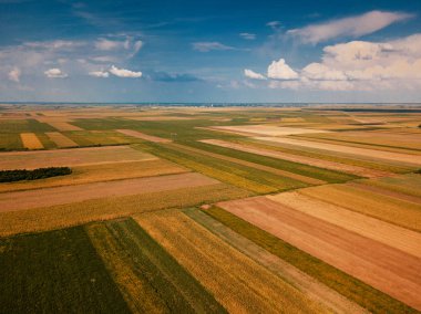 Uçak fotoğraf yazın, düz kırsal manzara yüksek açı görünümden ekili alanların