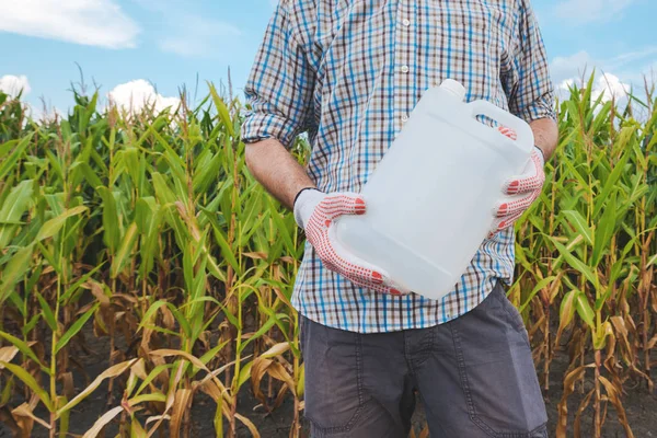 Landwirt Mit Pestizidkrug Maisfeld Leere Nicht Etikettierte Flasche Als Kopierplatz — Stockfoto