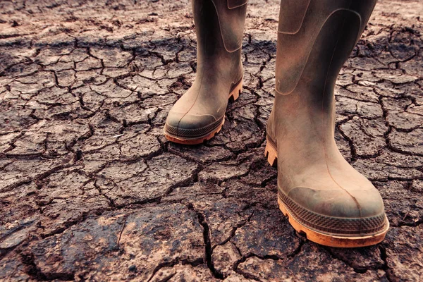 Rolnik Gumowe Buty Stojący Ziemi Suchej Glebie Globalne Ocieplenie Zmiany — Zdjęcie stockowe