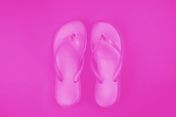 时尚的粉红色翻转拖鞋 顶部视图与复制空间的黄色背景 — 图库照片