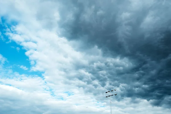 Ciemny Złowieszczy Burzliwy Chmury Nad Stadion Reflektor Świateł Przynoszą Deszcz — Zdjęcie stockowe