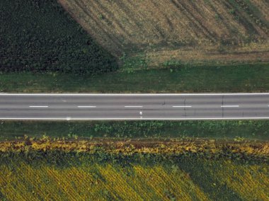 Boş yol düz kırsal manzara, iki şeritli yolun hemen üstündeki hava görünümünü aracılığıyla dron fotoğraf