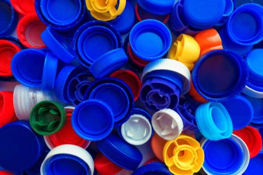Geri dönüşümlü plastik şişe kapakları çeşitli renklerde, üstten görünüm