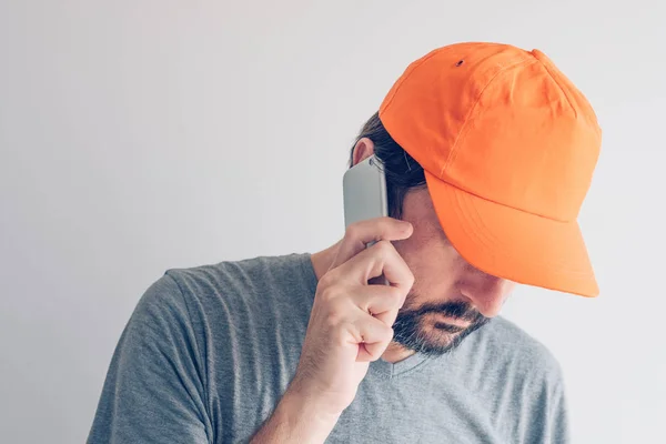 Uomo Con Cappello Baseball Che Parla Smartphone Concetto Comunicazione Connettività — Foto Stock