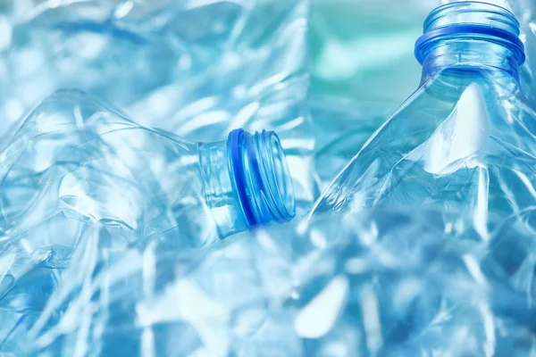 Ezilmiş Plastik Şişe Yığın Geri Dönüşüm Için Hazır — Stok fotoğraf