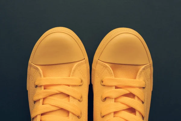 Κομψά Sneakers Κίτρινο Από Ψηλά Νεαρό Άτομο Unisex Στυλ Και — Φωτογραφία Αρχείου