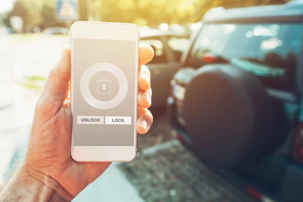 Araba Smartphone App Için Araç Kilit Unlock Telefon Tutan Adam — Stok fotoğraf