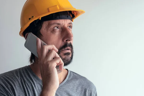 Engenheiro Construção Falando Telefone Móvel Pessoa Adulta Masculina Séria Usando — Fotografia de Stock