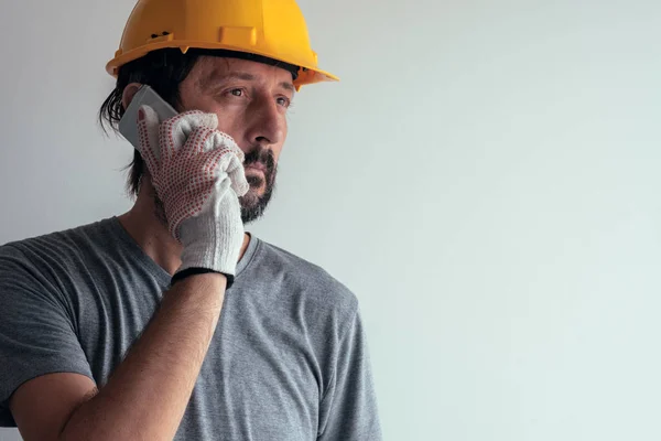 Byggnadsingenjör Som Pratar Mobiltelefon Allvarlig Vuxen Manlig Person Med Smartphone — Stockfoto