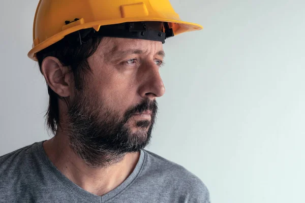 Retrato Engenheiro Construção Pensativo Sério Isolado Fundo Brilhante — Fotografia de Stock