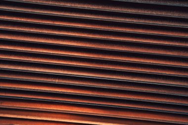 Arka plan ve kentsel endüstriyel doku olarak paslı metal panjurlar