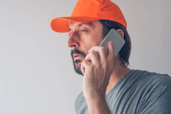 Uomo Con Cappello Baseball Che Parla Smartphone Concetto Comunicazione Connettività — Foto Stock