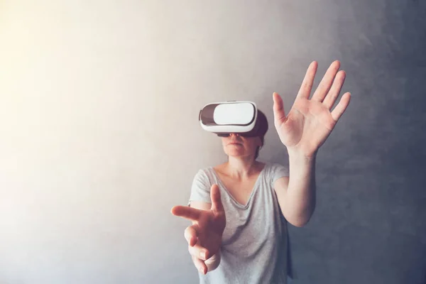 Žena Ponoří Virtuální Realitě Ženská Osoba Používající Moderní Headset Zažít — Stock fotografie