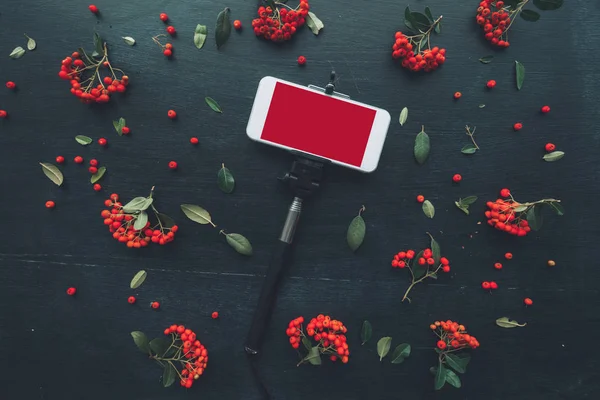 Smartphone Selfie Stick Mock Flat Lay Fundo Escuro Decorado Com — Fotografia de Stock