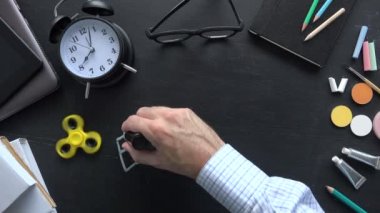 Öğretmen tahtaya eğitim yazma