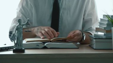 Ofiste çalışan, yasal kitap okuma ve bilgi için arama avukat