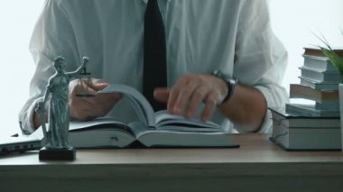 Ofiste çalışan, yasal kitap okuma ve bilgi için arama avukat