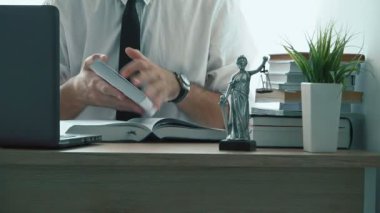 Ofiste çalışan, yasal kitap okuma ve bilgi için arama avukat