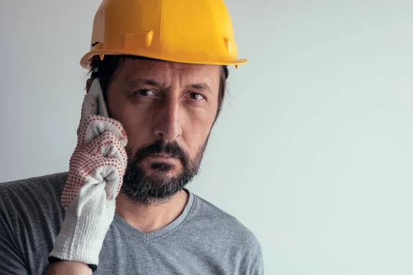 建筑工程师谈论手机 严肃的成年男性使用智能手机与工地工人沟通 — 图库照片