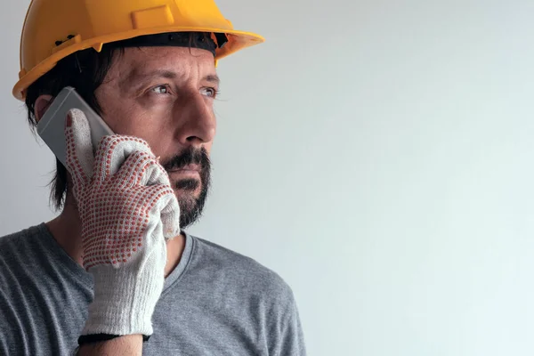 Byggnadsingenjör Som Pratar Mobiltelefon Allvarlig Vuxen Manlig Person Med Smartphone — Stockfoto