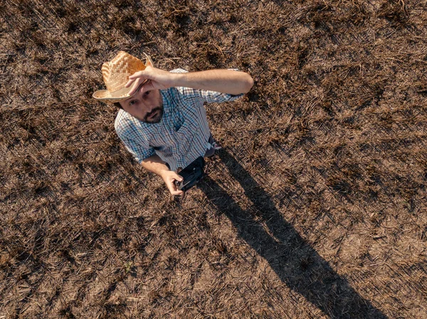 Vista Superior Del Agricultor Macho Volando Dron Con Control Remoto —  Fotos de Stock