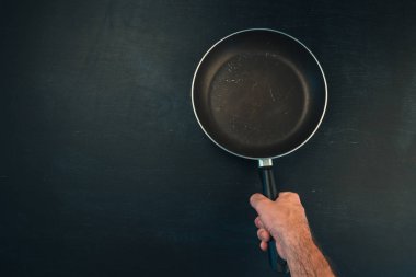 El eski boş tava tava üstten görünüm koyu arka plan üzerinde kullanılan