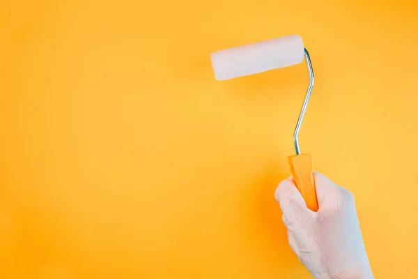 Hand Med Paint Roller Måla Vägg Levande Varma Färger — Stockfoto