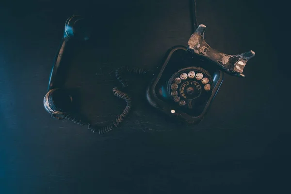 Fekete Vintage Vezetékes Telefon Régi Viharvert Törött Kommunikáció Fogalma — Stock Fotó