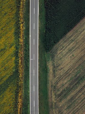 Boş yol düz kırsal manzara, iki şeritli yolun hemen üstündeki hava görünümünü aracılığıyla dron fotoğraf