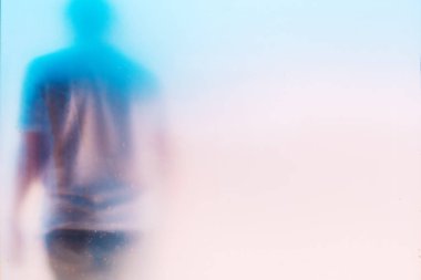 Silüeti tanınmaz üzgün depresif erkeksi adamla baş aşağı kirli cam pencere