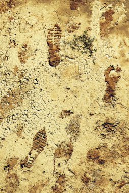 İnsan izi veya kuru mudcrack zemin yüzeyi ayak izi