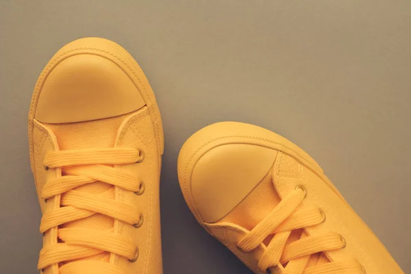 时尚黄色运动鞋从上面 年轻人中性样式和时尚概念以拷贝空间 顶部看法 — 图库照片