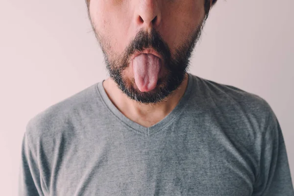 Mann Streckt Seine Zunge Als Dumme Unreife Und Beleidigende Geste — Stockfoto