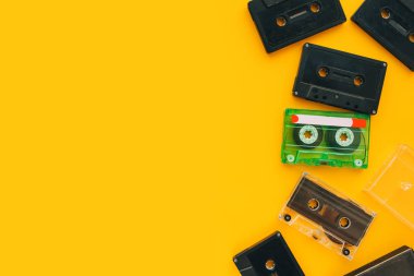 Ses kasetleri üstten görünüm kopya alanı, minimalist kompozisyon parlak sarı zemin üzerine