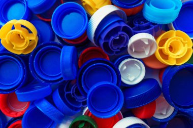 Geri dönüşümlü plastik şişe kapakları çeşitli renklerde, üstten görünüm