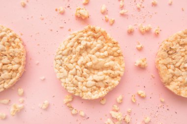Pastel pembe arka plan, havai görünümü üst üzerinde düz yatıyordu gevrek pirinç kek